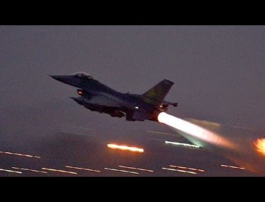 Νυχτερινή απογείωση F-16 με πλήρη μετάκαυση! (βίντεο)